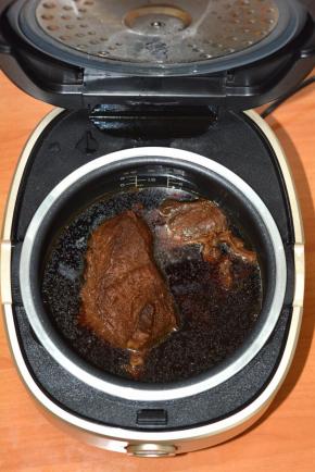 6.时间到，用筷子扎一扎肉最厚的那块，如果能轻松扎透就可以了，如果有些费劲，可再加一个程序调整时间；卤好的肉块泡在汤中，直到汤自然冷却再捞出来；这样能将汤中的味道和一些汤汁充分吸进肉中；