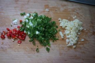 8.来做蘸汁：香葱、大蒜切末，小米辣切细圈；