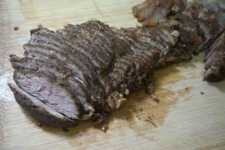 7.卤好的肉放保鲜袋中，入冰箱冷藏后再切片，肉不碎不散；