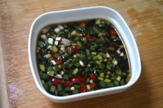 9.入小碗中，加入适量的醋、生抽、少许盐混合均匀，如果能吃辣的可以多放小米辣或者舀几勺辣椒油。