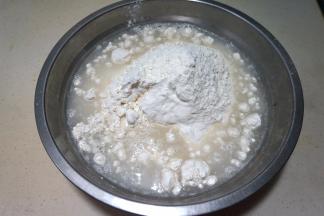 1.中筋面粉入盆中，凉水逐量加入，不要一次全部倒入；