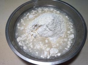 1.中筋面粉入盆中，凉水逐量加入，不要一次全部倒入；
