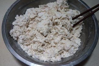 2.先用筷子搅拌成絮状，表面会有少许干粉；