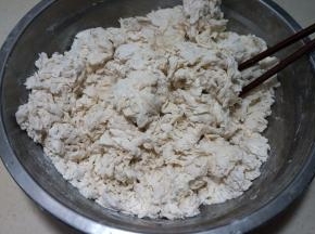 2.先用筷子搅拌成絮状，表面会有少许干粉；