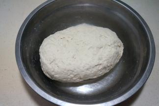 3.再用手揉成较光滑的面团，以能轻松揉出较硬的面团为准，如果水不够，可少量添加；如果面团太软，不适宜擀切，所以要加面粉；蒙上保鲜膜或者罩上塑料袋，饧20分钟左右；