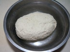3.再用手揉成较光滑的面团，以能轻松揉出较硬的面团为准，如果水不够，可少量添加；如果面团太软，不适宜擀切，所以要加面粉；蒙上保鲜膜或者罩上塑料袋，饧20分钟左右；