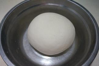 4.20分钟后再重新揉一遍面团，看，是不是滋润多了？松弛5分钟，后面擀面时面团会听话，能轻松擀动；