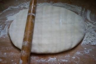 6.先用擀面杖上上下下、左左右右按压成厚饼状；