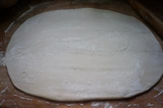 7.再从中心处向四外擀开；