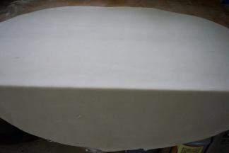 9.面皮表面光滑、平整，擀成5毫米左右的厚度，也可以随自己的喜好来调整厚度，喜欢粗面的就厚一点，喜欢细面的就薄一点；