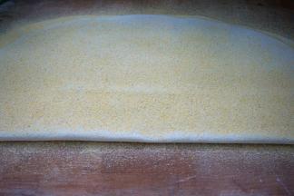 11.对折后，再在表面撒一层玉米面；