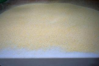 10.用细的玉米面撒在面片上，玉米面的防粘效果超级好，如果没有，就撒厚厚的白面或者淀粉，也能起到防粘的效果；个人认为玉米面效果更好，而且煮完的面条汤是微甜的，还能无形中摄取粗粮的营养；