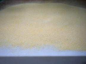 10.用细的玉米面撒在面片上，玉米面的防粘效果超级好，如果没有，就撒厚厚的白面或者淀粉，也能起到防粘的效果；个人认为玉米面效果更好，而且煮完的面条汤是微甜的，还能无形中摄取粗粮的营养；