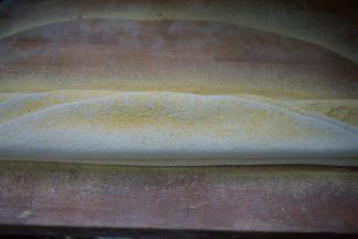 12.再对折，表面撒一层玉米面；