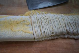 13.左手按住面片，右手刀切，同样，粗细随自己的喜好；