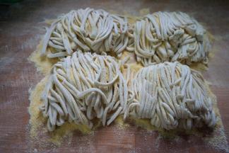 14.切好的面条将玉米面抖落下来，根根分明，互不粘连。如果暂时不吃，用塑料袋盖住表面防止水份蒸发变干变脆；强调一下呵，进开水锅之前，要将表面的玉米面尽可能抖干净，这样汤清面条利索；煮完面条的汤别浪费，“原汤化原食”，喝一碗很滋润；喝剩下的用来刷碗去油效果也非常棒。