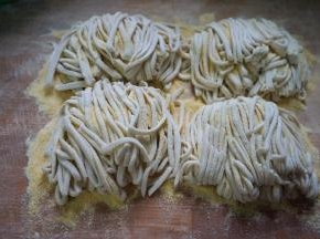 14.切好的面条将玉米面抖落下来，根根分明，互不粘连。如果暂时不吃，用塑料袋盖住表面防止水份蒸发变干变脆；强调一下呵，进开水锅之前，要将表面的玉米面尽可能抖干净，这样汤清面条利索；煮完面条的汤别浪费，“原汤化原食”，喝一碗很滋润；喝剩下的用来刷碗去油效果也非常棒。