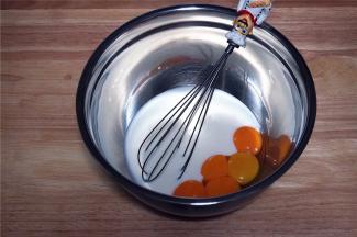 将5个蛋黄，250克的无糖浓稠酸奶放入深盆中，拌匀。