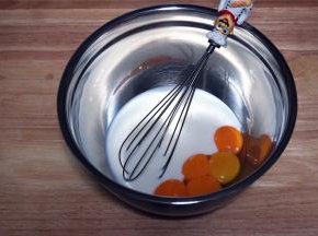 将5个蛋黄，250克的无糖浓稠酸奶放入深盆中，拌匀。