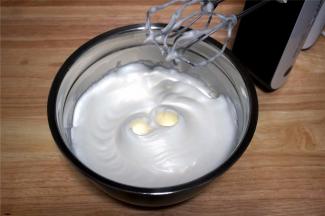 5个蛋清中滴入4滴柠檬汁，分3次加入60克细砂糖，中速打发蛋清，至硬性发泡状态。