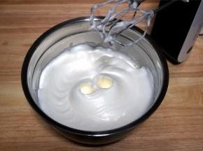 5个蛋清中滴入4滴柠檬汁，分3次加入60克细砂糖，中速打发蛋清，至硬性发泡状态。