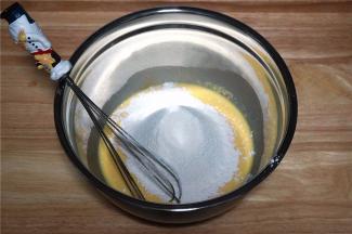 筛入95克低筋粉和35克玉米淀粉，拌至无颗粒状态。