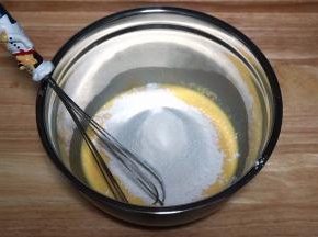 筛入95克低筋粉和35克玉米淀粉，拌至无颗粒状态。