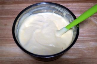 将蛋白糊和蛋黄糊切拌混合均匀成为酸奶蛋糕糊。