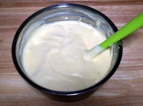 将蛋白糊和蛋黄糊切拌混合均匀成为酸奶蛋糕糊。