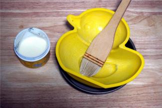 两个小黄鸭硅胶模具分别刷上一层薄薄的烤盘油。