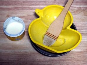 两个小黄鸭硅胶模具分别刷上一层薄薄的烤盘油。