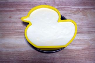 分别倒入蛋糕糊，并震荡出大气泡。