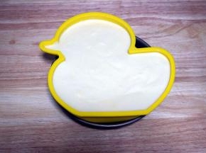 分别倒入蛋糕糊，并震荡出大气泡。