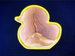 烤盘装水一盆热开水放置在最底层，蛋糕模放在倒数第二层的烤架上，上下火160度烘烤60分钟左右。出炉后，将蛋糕倒扣，冷却后脱模。