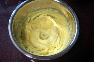 淡奶油加入细砂糖，黄色素，搅打至硬性发泡，装入裱花袋，袋口剪一个小孔。