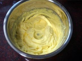 淡奶油加入细砂糖，黄色素，搅打至硬性发泡，装入裱花袋，袋口剪一个小孔。