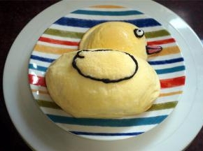 用巧克力绘画出小鸭子的翅膀以及嘴巴，眼睛。