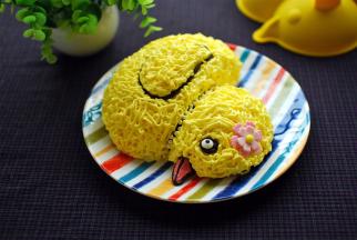 用淡黄色的淡奶油霜挤线装饰即可。