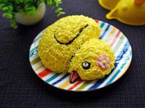 用淡黄色的淡奶油霜挤线装饰即可。