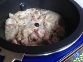 水面一层浮沫，将水倒掉。