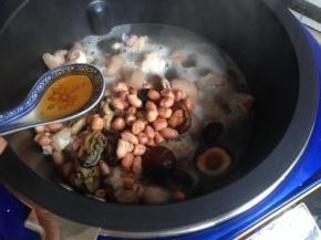 加入盐、黄酒和腐乳，盖上锅盖