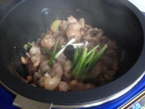 时间剩余1分钟时加入葱段。