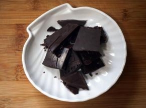 将巧克力敲碎。