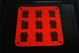 倒入液态巧克力，大概倒入三分之一即可，放入冰箱冷冻3分钟。