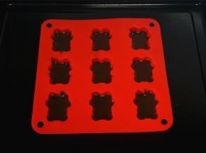 倒入液态巧克力，大概倒入三分之一即可，放入冰箱冷冻3分钟。