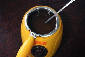 放入巧克力炉煮融或者小火隔水加热至融化(水温不要太高，约在38℃～43℃左右)。