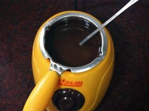 放入巧克力炉煮融或者小火隔水加热至融化(水温不要太高，约在38℃～43℃左右)。