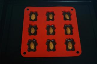 取出，各放入一粒美国大杏仁。