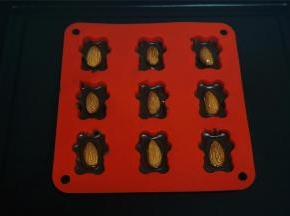 取出，各放入一粒美国大杏仁。