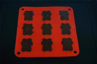 接着倒入液态巧克力至满，充分包裹大杏仁，震荡平整后放入冰箱冷冻至硬。